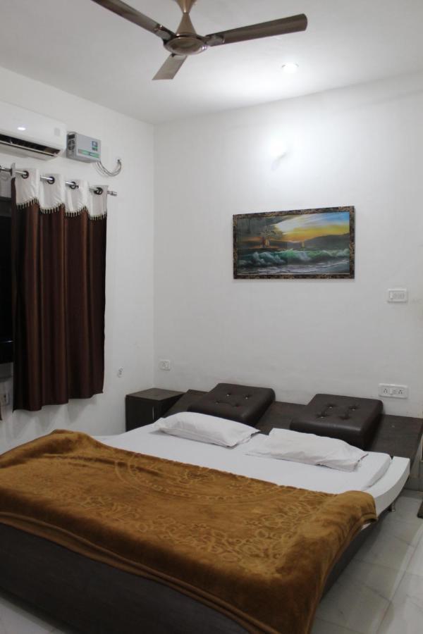 Sunset Backpackers Hostel Орчха Экстерьер фото